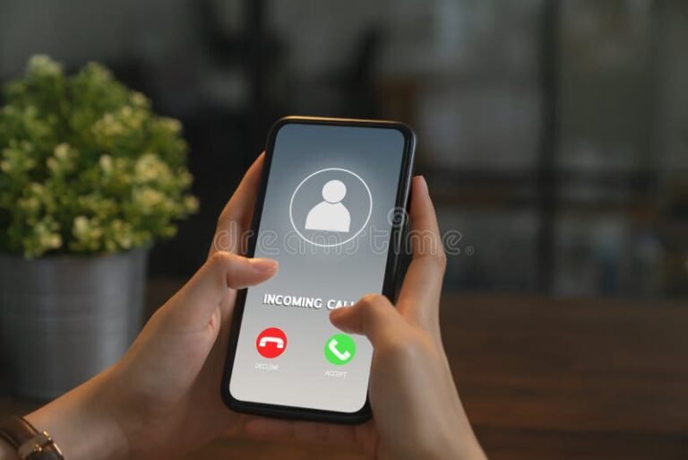 telefono con pantalla mostrando una llamada