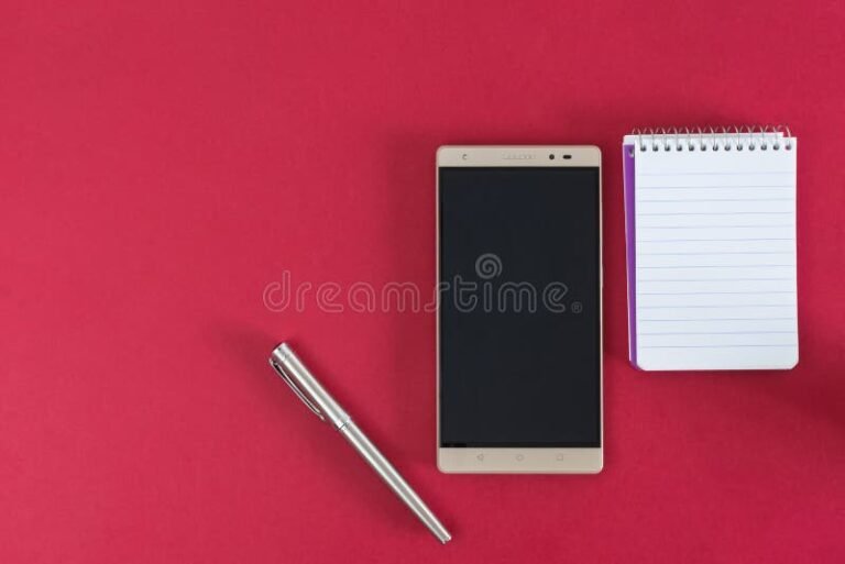 telefono movil junto a una libreta de notas