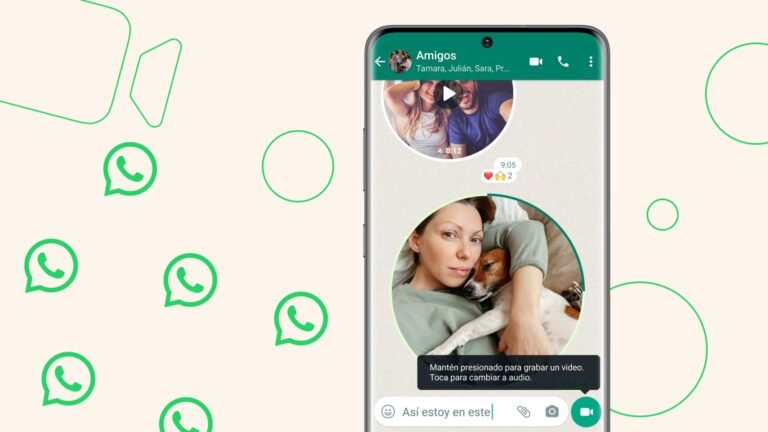 telefono movil mostrando conversaciones de whatsapp