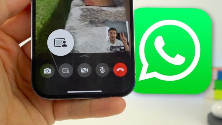 telefono movil mostrando whatsapp en accion
