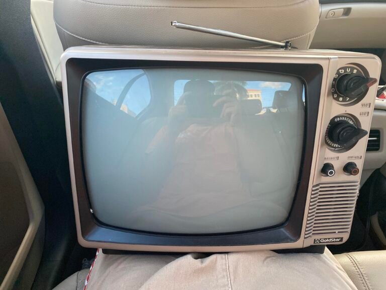 televisor antiguo con antena en la playa