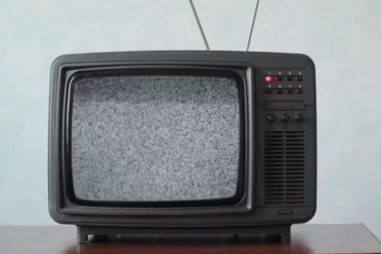 televisor con una senal de transmision