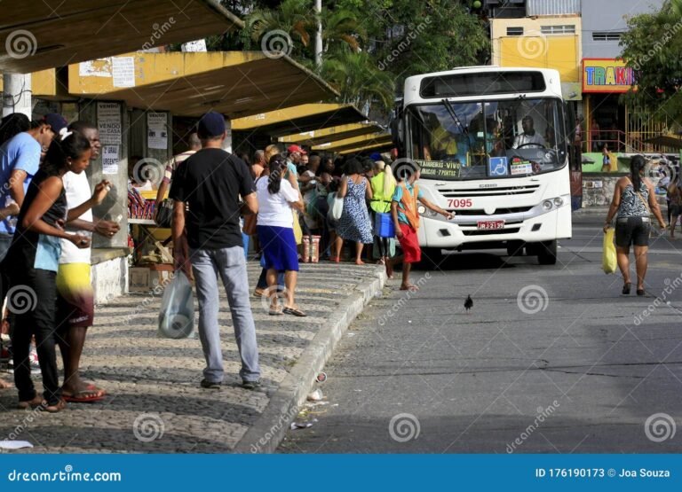 terminal de autobuses con pasajeros esperando