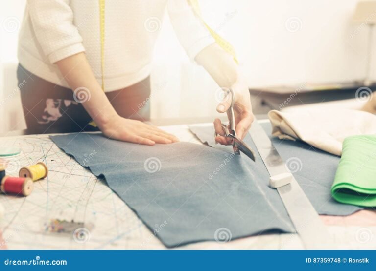 tijeras y tela en un taller de sastreria