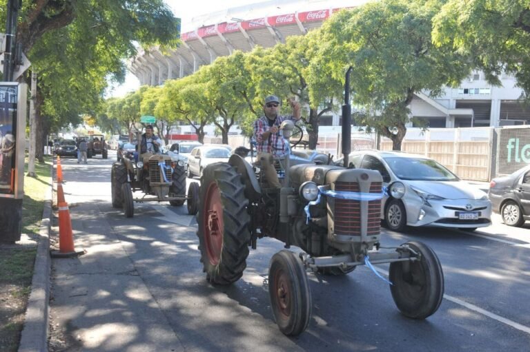 tractor en protesta en plaza de mayo