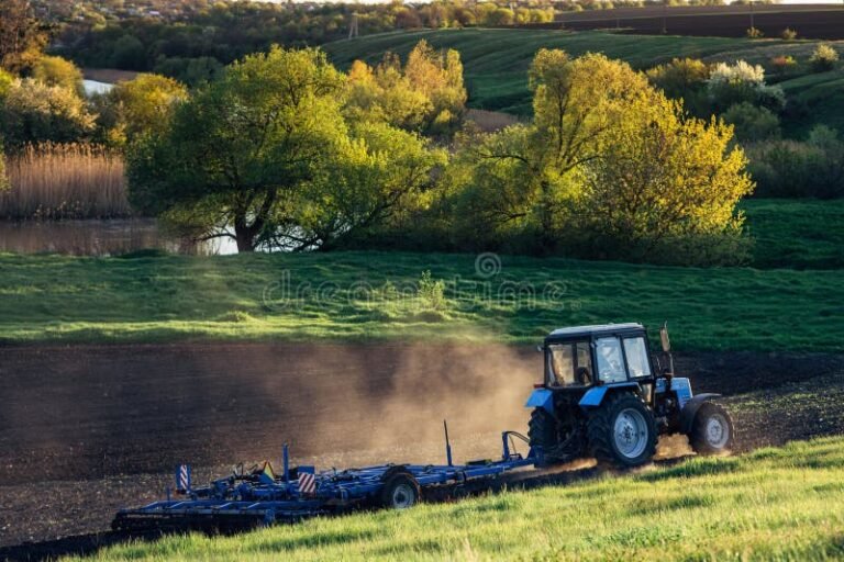 tractor en un campo con paisajes rurales