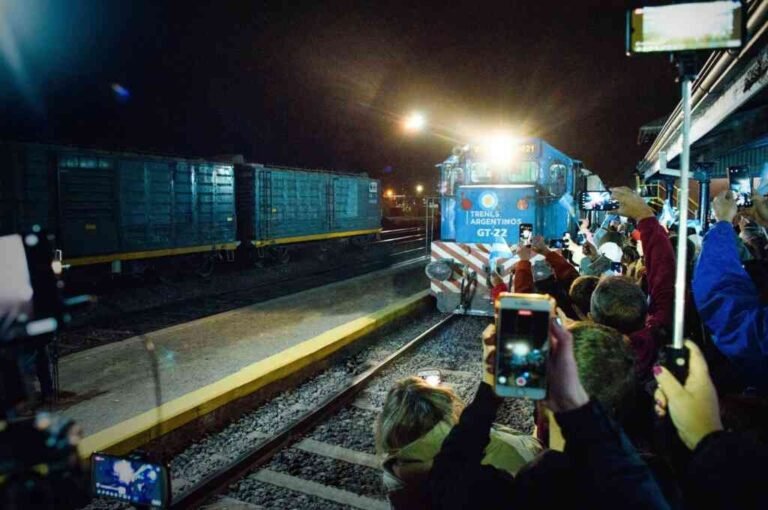 tren argentino en una estacion vibrante