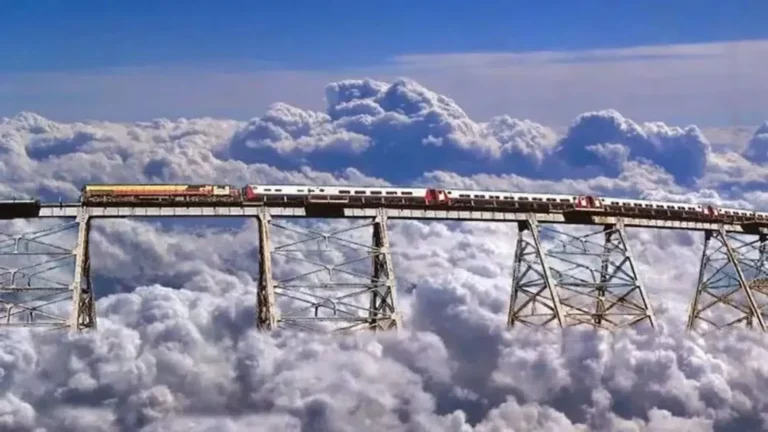 Cómo es el viaje en el tren a las nubes en Argentina 14 tren atravesando montanas y nubes