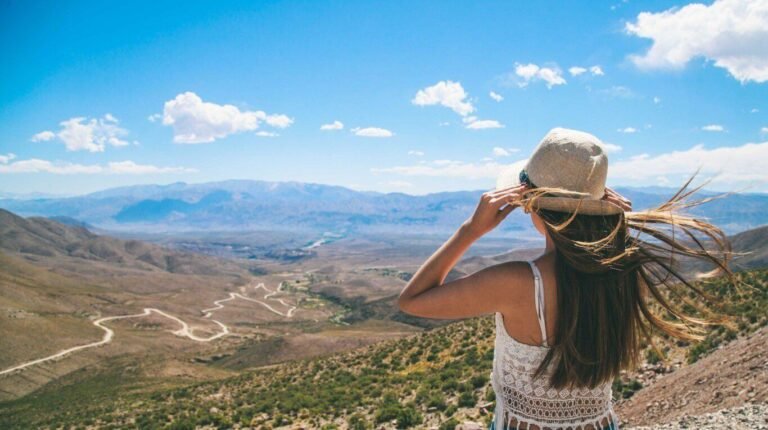 turistas disfrutando de un paisaje argentino