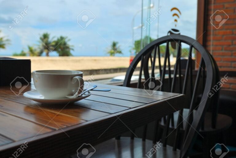 un cafe en una mesa vacia
