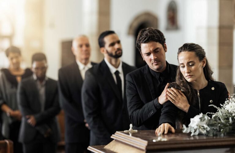 un grupo de personas en un funeral emotivo