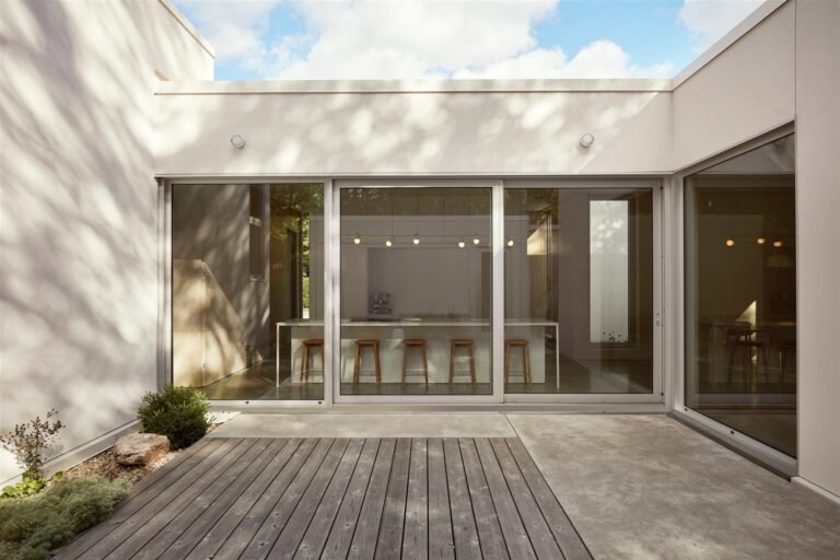 una casa acogedora sin cortinas abiertas