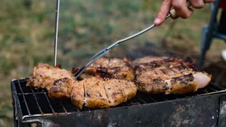 Qué instrumentos de cocina son ideales para afirmar el asador