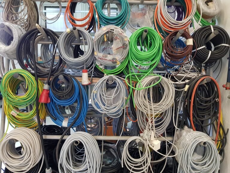 variedad de cables y alambres industriales
