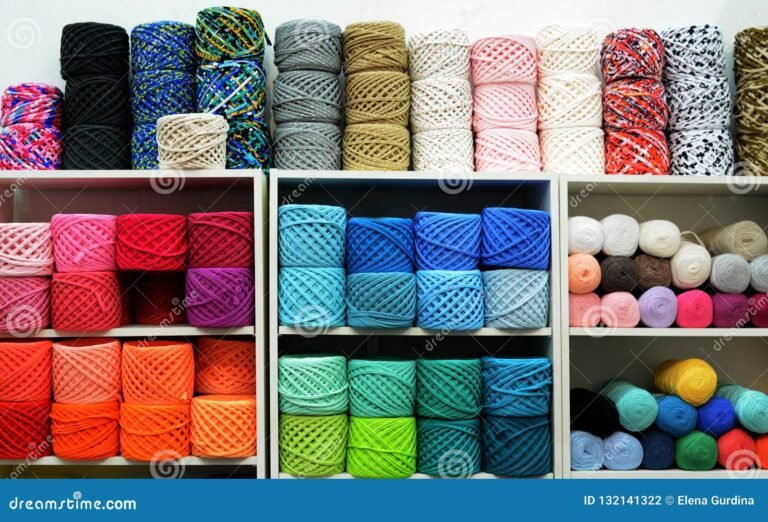 variedad de lanas y hilos en estantes