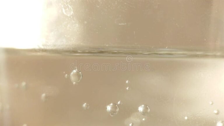 vaso de agua con burbujas flotantes