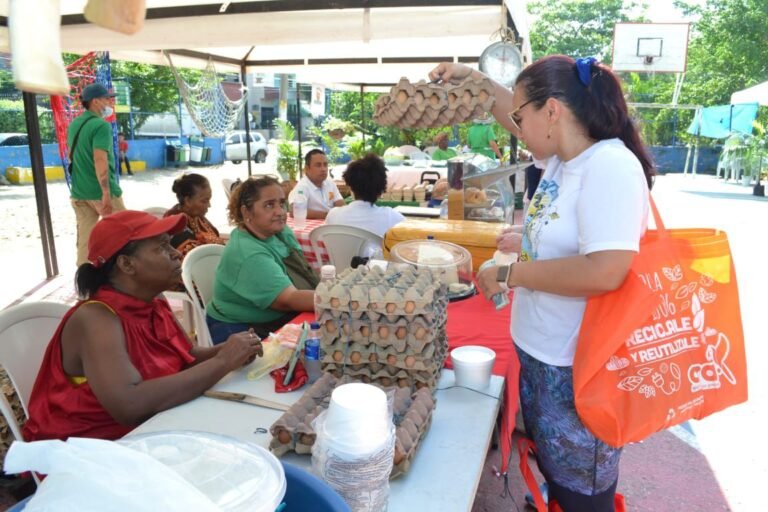 Cómo acceder a un ingreso secundario en el barrio La Lomada 18 vecinos colaborando en un mercado local