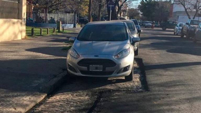 vehiculo argentino estacionado sin cedula azul