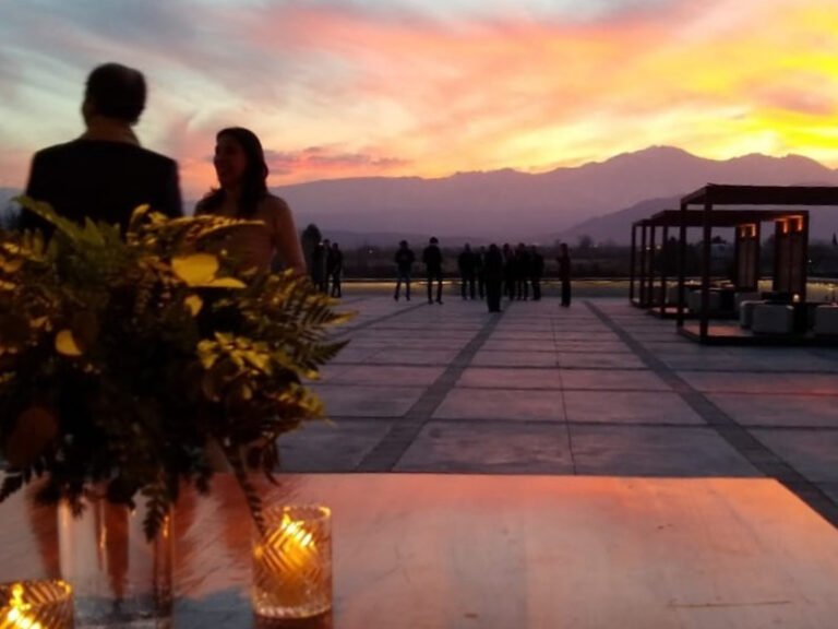 Qué servicios y experiencias ofrece Casa de Uco Vineyards & Wine Resort 17 vinedos en casa de uco durante el atardecer