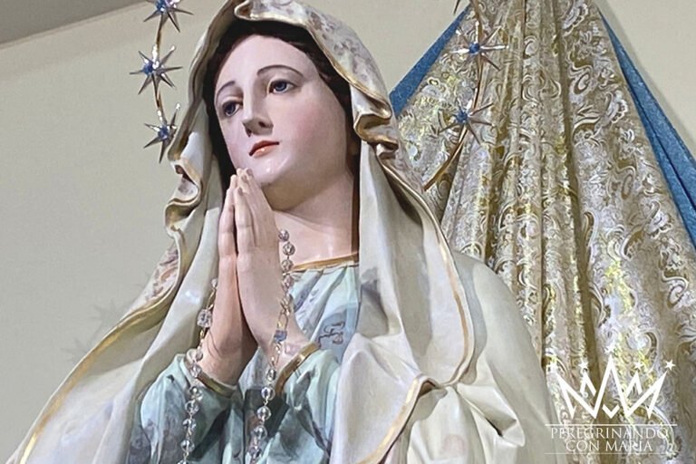 virgen maria rodeada de luz celestial