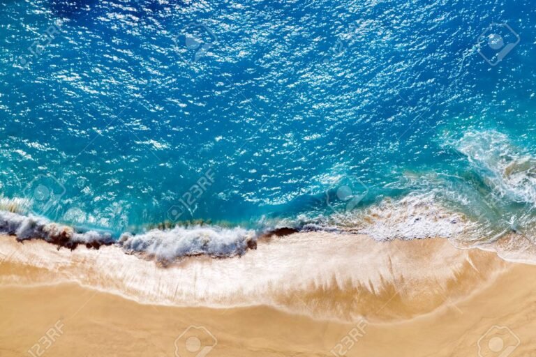 vista aerea de mar azul y sus playas