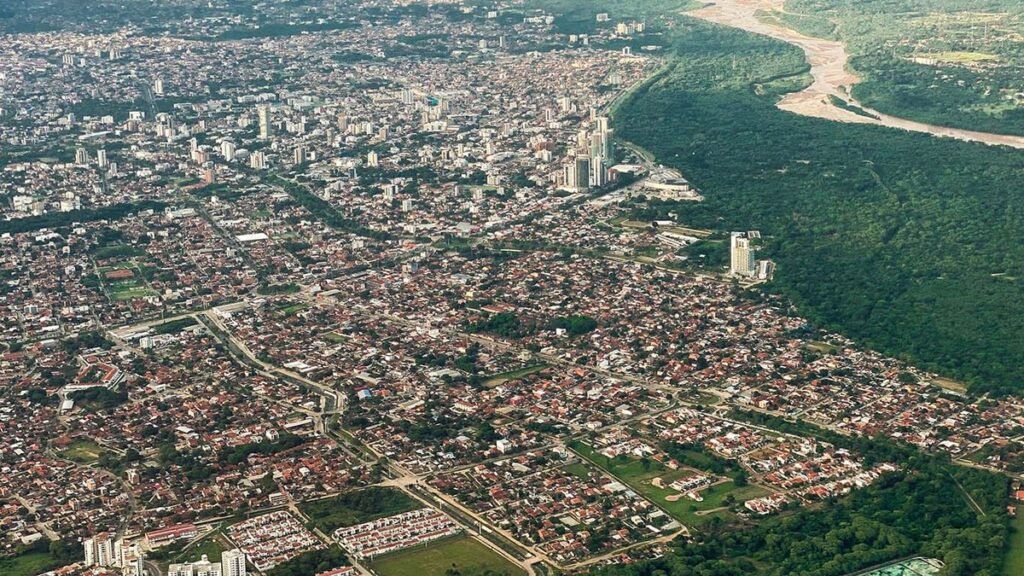 Cómo conseguir pasajes baratos a Santa Cruz, Bolivia, ida y vuelta 1 vista aerea de santa cruz bolivia