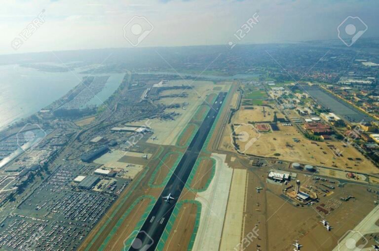 vista aerea del aeropuerto en paisaje natural