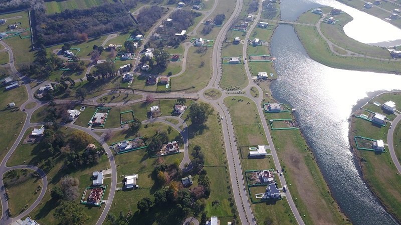 Qué características tiene el barrio cerrado Isla del Sol