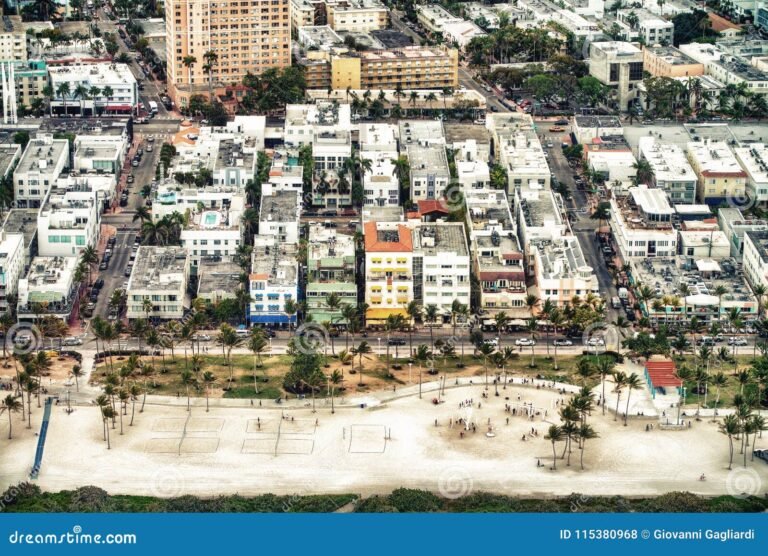 vista de south beach con apartamentos coloridos