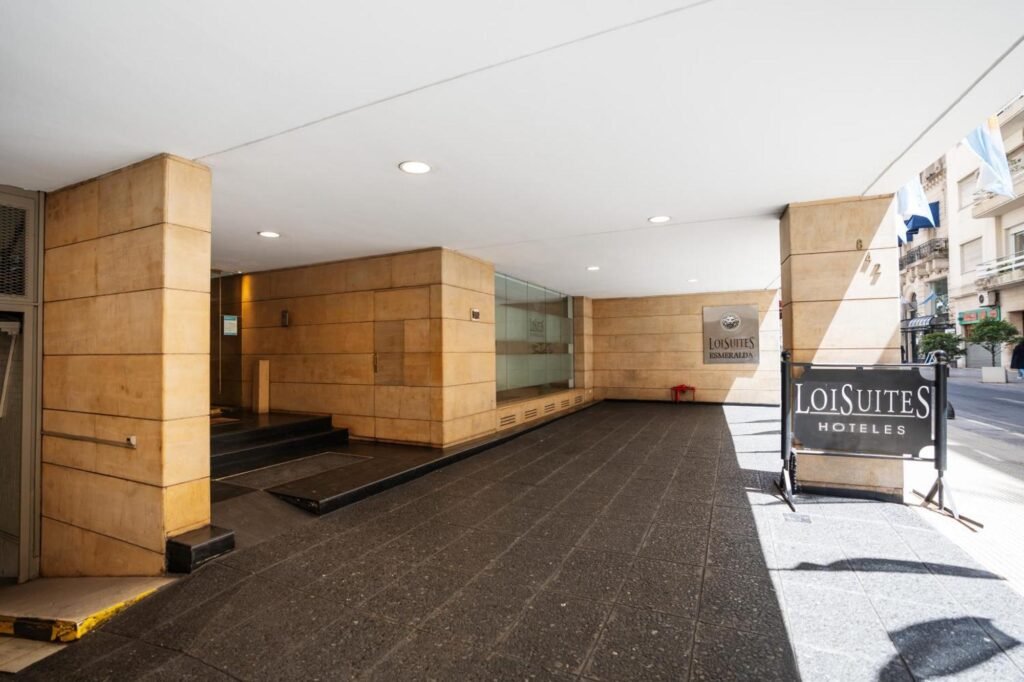 Qué servicios y comodidades ofrece Lois Suites Esmeralda en Buenos Aires