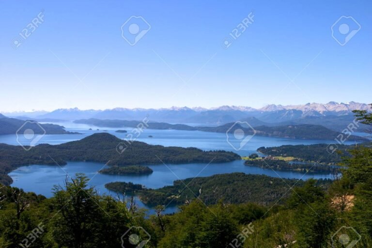 vista panoramica de bariloche y sus montanas