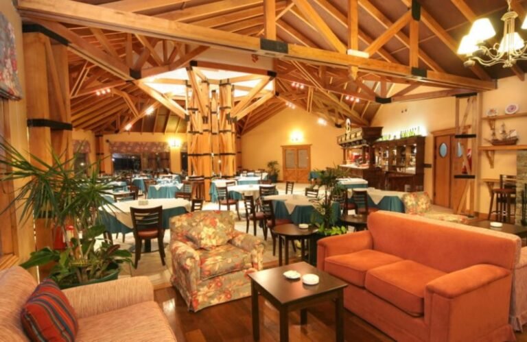 Qué servicios ofrece Los Nires Lodge en Cerro Catedral 17 vista panoramica de los nires lodge