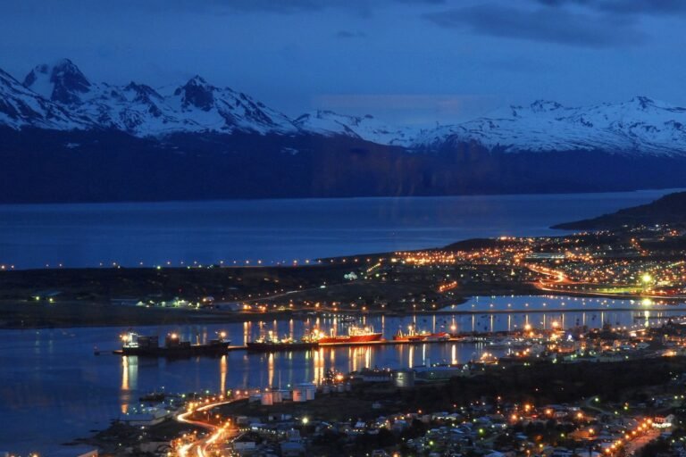 vista panoramica de ushuaia y sus montanas