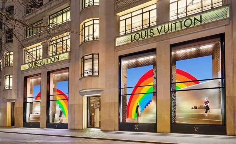 vitrinas coloridas de tiendas de ropa