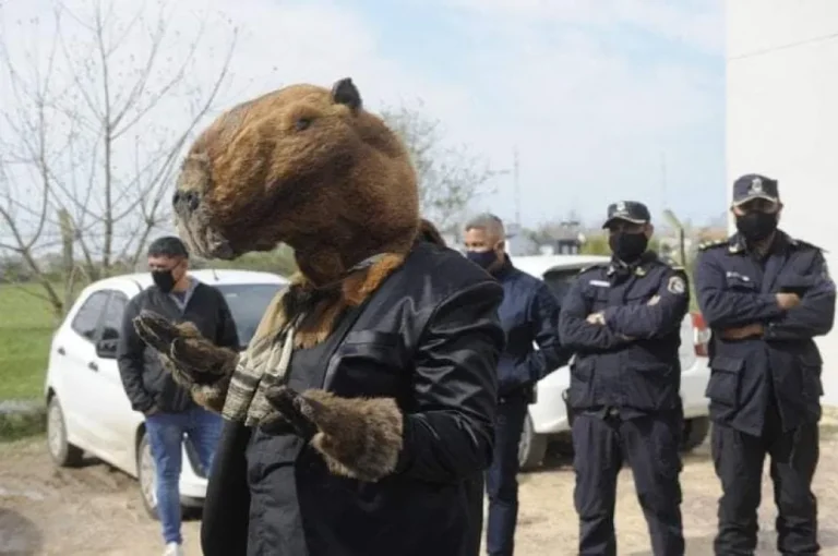 votante disfrazado de carpincho divertido