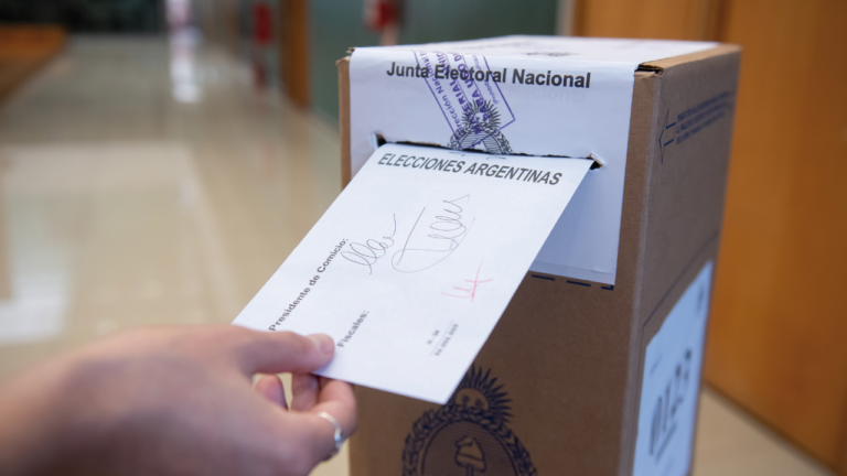 Si voto en blanco, a quién se favorece en las elecciones 15 votantes en una urna electoral vacia